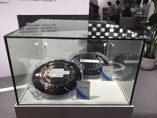 世界最大尺寸的300mm抛光片和300mm外延片