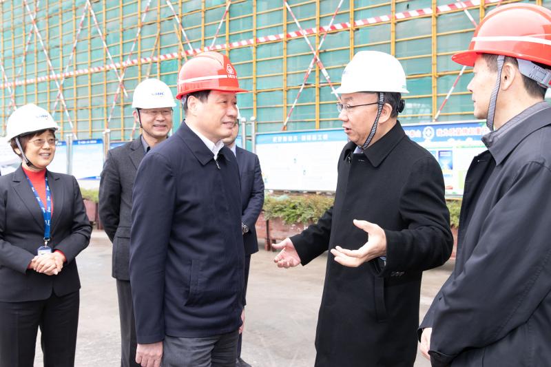 ▲应勇市长调研中芯国际12英寸芯片生产线项目