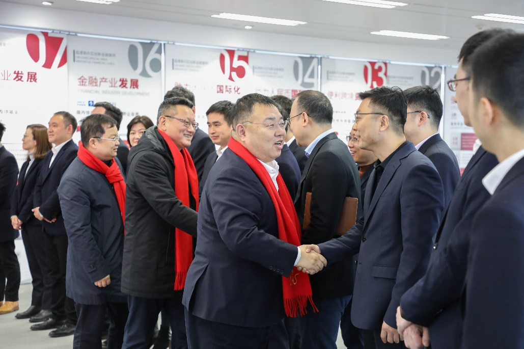 临港集团领导班子新春上班首日看望慰问全体员工