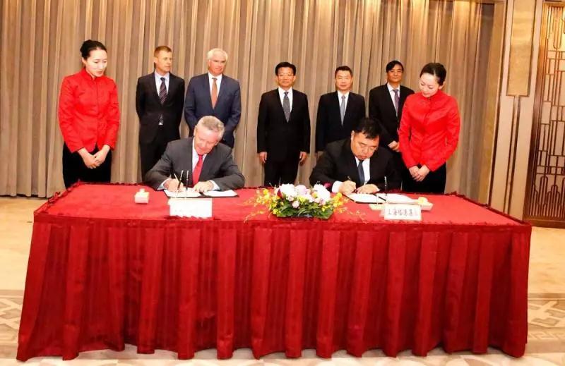 代表临港集团与比利时泽布鲁日港签约