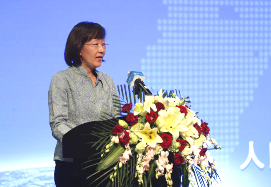 人民银行宏观审慎管理局局长霍颖励宣读潘功胜副行长贺信并致辞