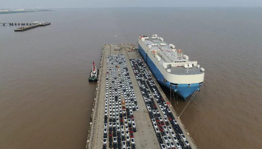 上海南港昨日迎来首批特斯拉外贸滚装汽车整船出口