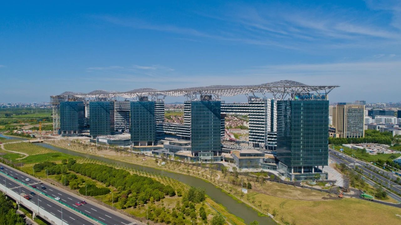 上海发力新城建设,提出"一城一名园,一城一枢纽,一城一意象",也是临港