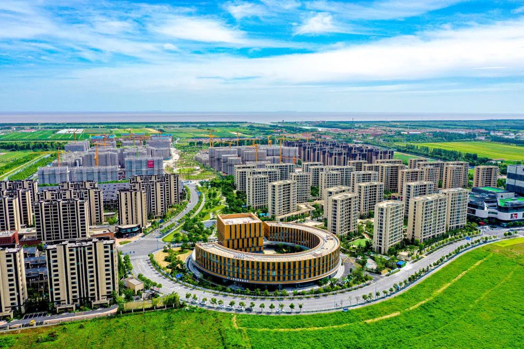 筑巢引凤安家留人临港蓝湾为园区人才提供全维度生活空间