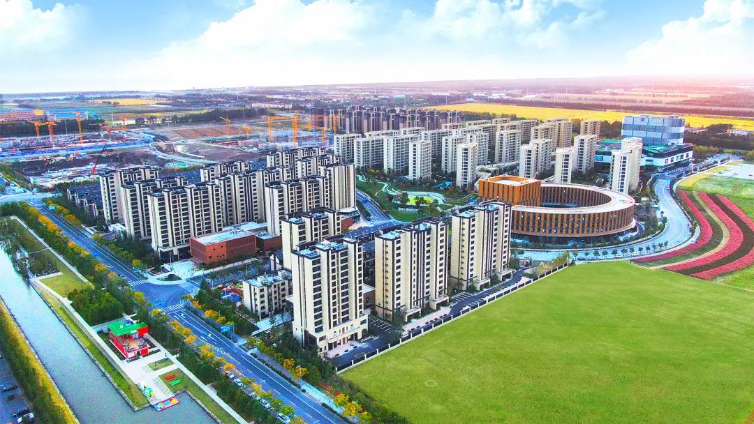 筑巢引凤安家留人临港蓝湾为园区人才提供全维度生活空间
