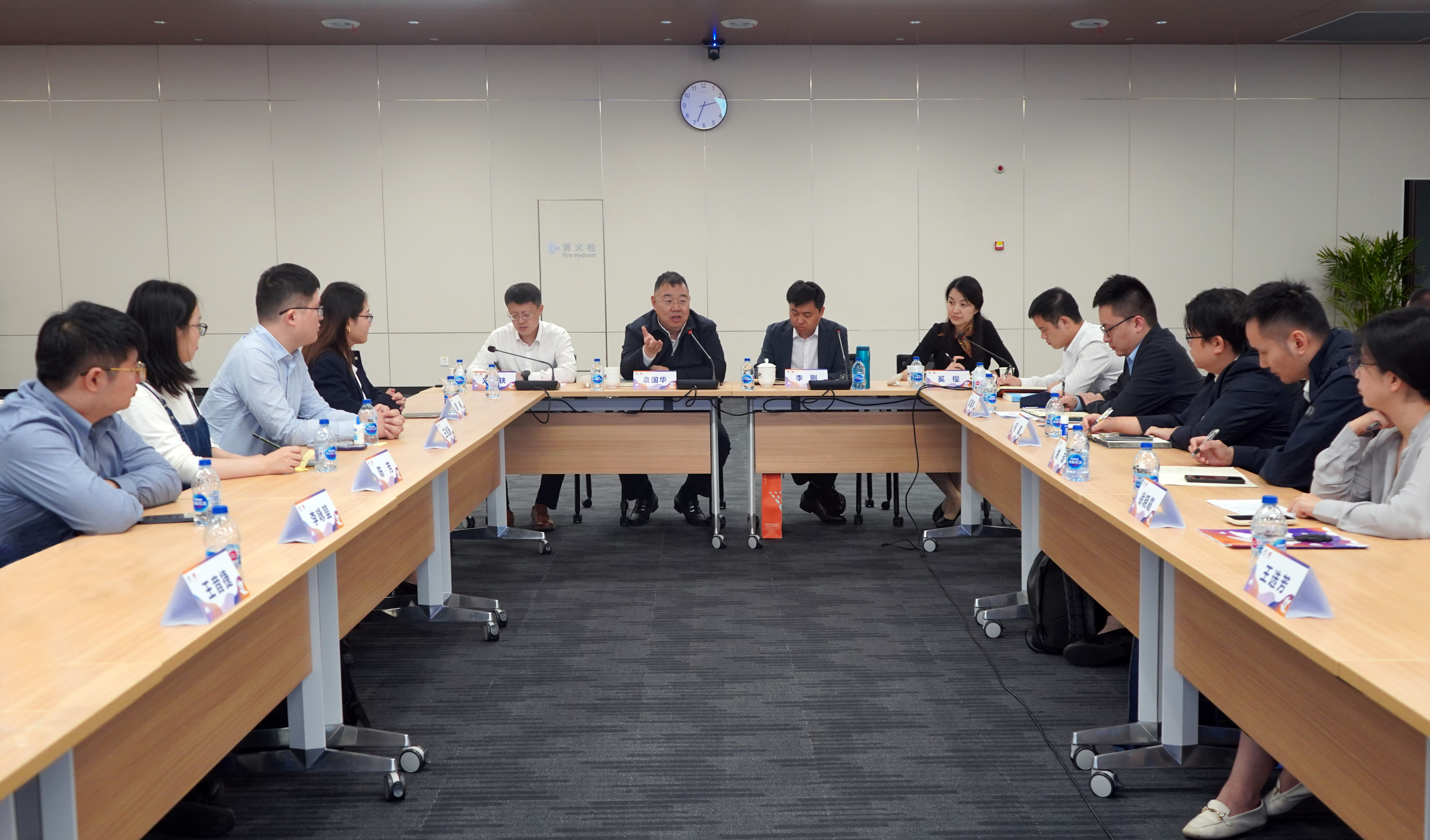 做青年的知心人引路人袁国华书记出席第四届青年英才班结业仪式并授课