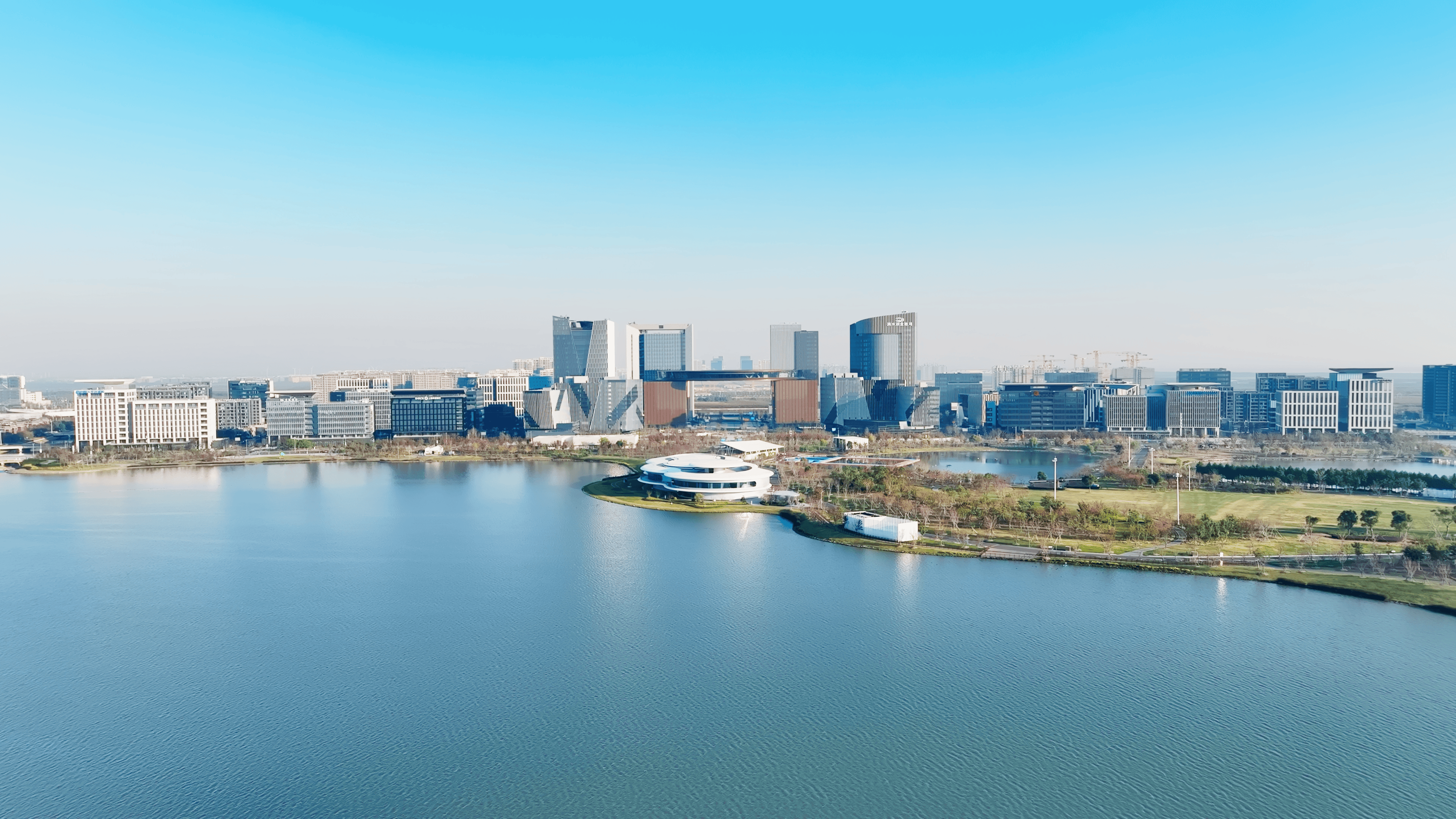 临港“荣耀之环”璀璨绽放，打造上海金融新地标